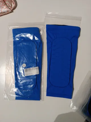 Espinilleras y medias fútbol azul talla M y L