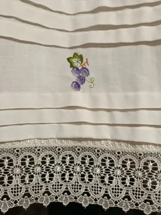 Cortina de cocina bordada con frutas