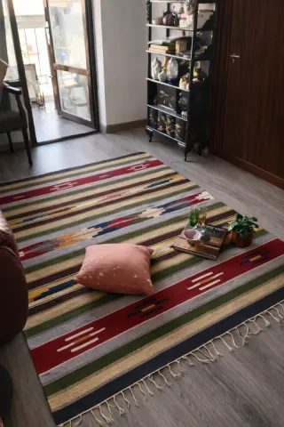 KILIM ARTESANAL DE LANA + JARRÓN REGALO