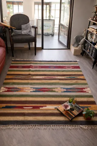 KILIM ARTESANAL DE LANA + JARRÓN REGALO