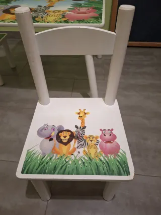 Mesa y 2 sillas infantiles de selva