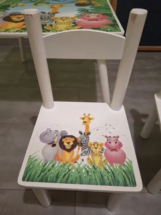 Mesa y 2 sillas infantiles de selva