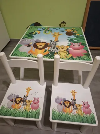 Mesa y 2 sillas infantiles de selva
