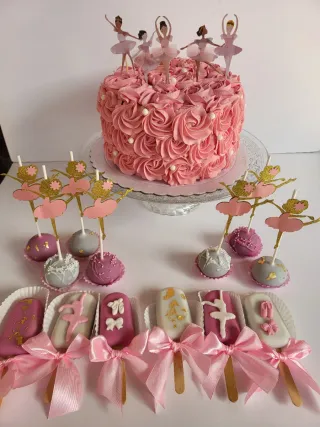 Tartas personalizadas y mesa dulce