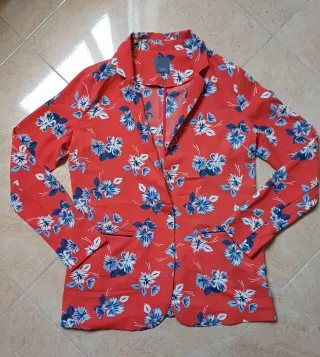 Traje Kocca floral rojo y azul