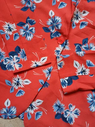 Traje Kocca floral rojo y azul