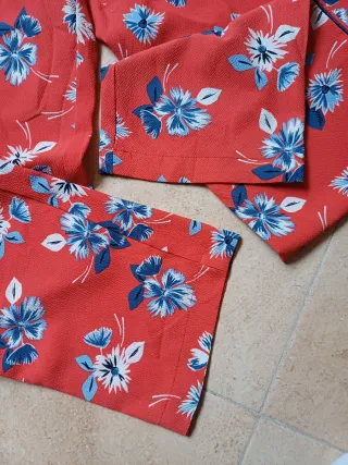 Traje Kocca floral rojo y azul
