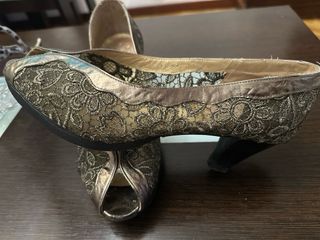 Tacchi dorati in tulle con punta aperta