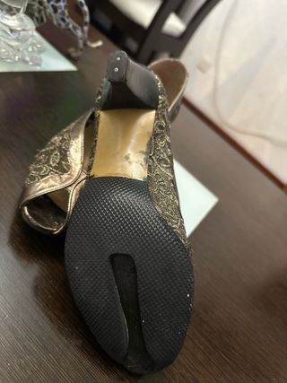 Tacchi dorati in tulle con punta aperta