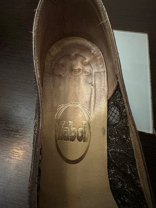 Tacchi dorati in tulle con punta aperta