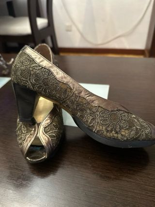 Tacchi dorati in tulle con punta aperta