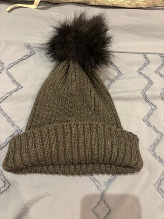 Gorro de lana con pompón negro
