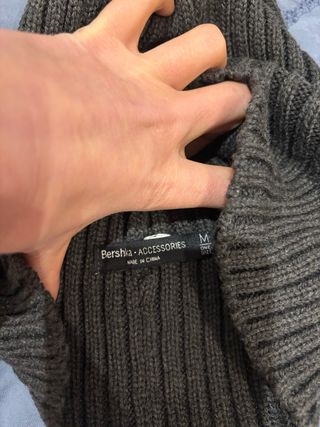 Gorro de lana con pompón negro