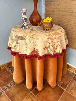 Mesa auxiliar con mantel decorativo