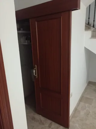 Conjunto de puertas de madera con cristal