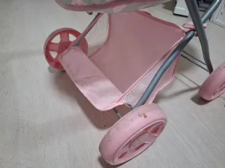 Carro de muñecas rosa y verde