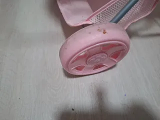 Carro de muñecas rosa y verde