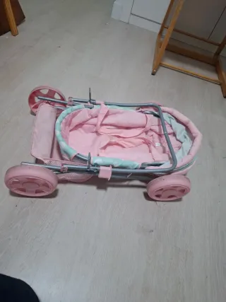 Carro de muñecas rosa y verde