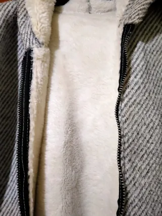 Chaqueta con capucha y forro polar