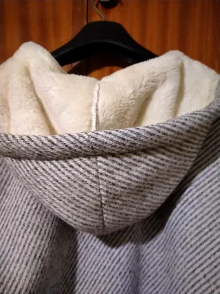 Chaqueta con capucha y forro polar