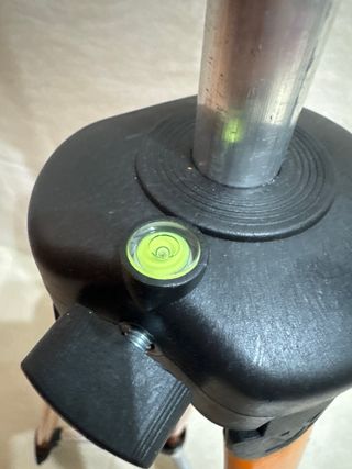 Trípode para láser de obra ajustable con nivel