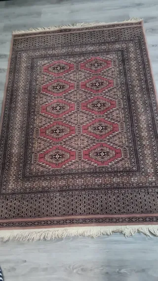 Alfombra de lana virgen.  Medidas: 1,40 X 10 X 120