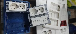 9 Cajas de pared Simon 500