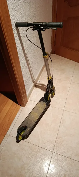 Patinete Oxelo Negro y Amarillo