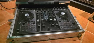 Controladora Native Instruments Traktor S4 MK1 + F