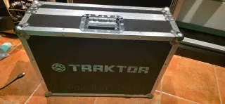 Controladora Native Instruments Traktor S4 MK1 + F