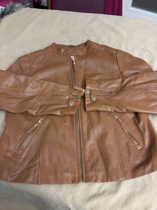 Cazadora de piel color camel, marca amitie ,