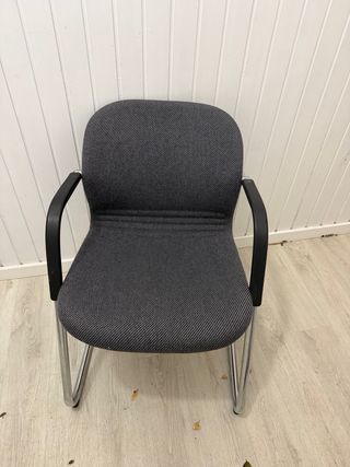 Silla de oficina gris metálica