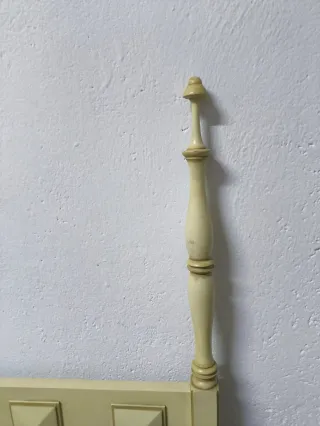 Cabecero beige vintage con detalles dorados