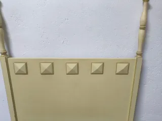 Cabecero beige vintage con detalles dorados