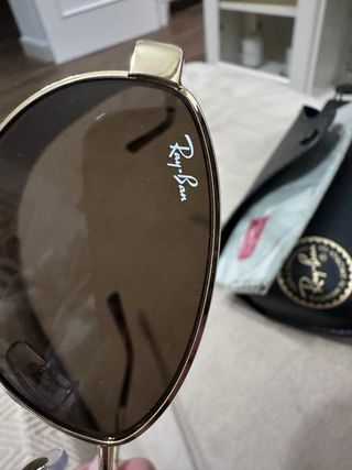 Gafas de sol Ray-Ban doradas y marrones