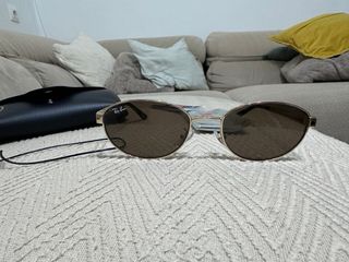 Gafas de sol Ray-Ban doradas y marrones