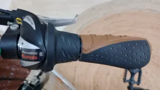 Bicicleta de paseo verde con cesta