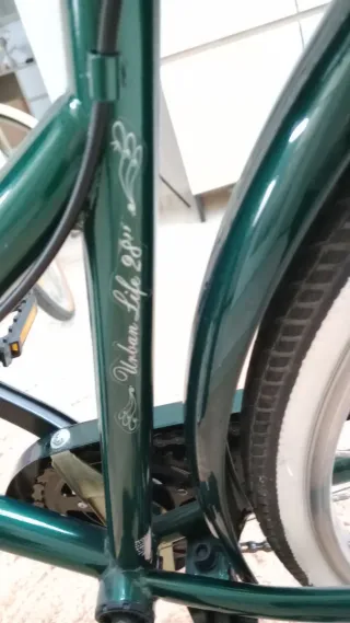 Bicicleta de paseo verde con cesta