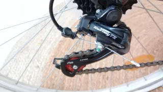 Bicicleta de paseo verde con cesta