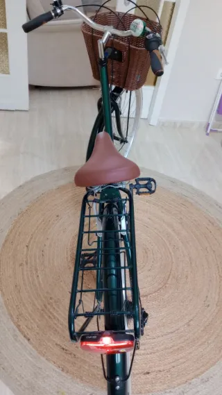 Bicicleta de paseo verde con cesta