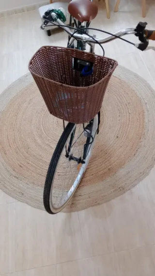 Bicicleta de paseo verde con cesta