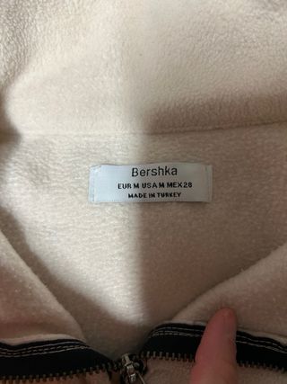 Sudadera beige cropped con estampado