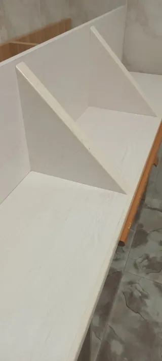 Estantería de madera beige