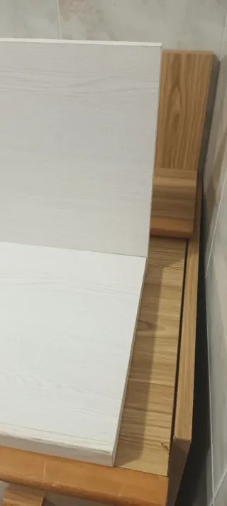 Estantería de madera beige