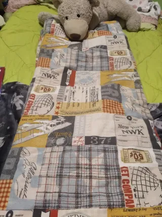 Edredón juvenil reversible.