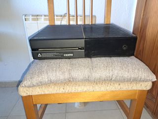 Xbox One Negra con Mando y Juegos