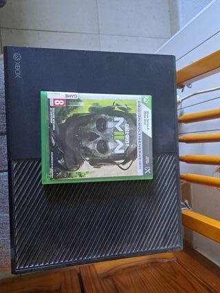 Xbox One Negra con Mando y Juegos