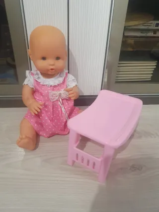 Muñeco Nenuco Sarita y mesa plegable rosa