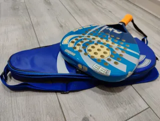 Raqueta de pádel azul.