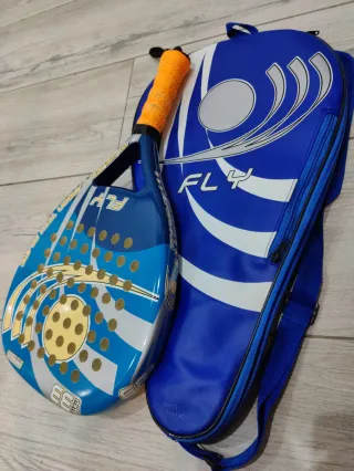 Raqueta de pádel azul.